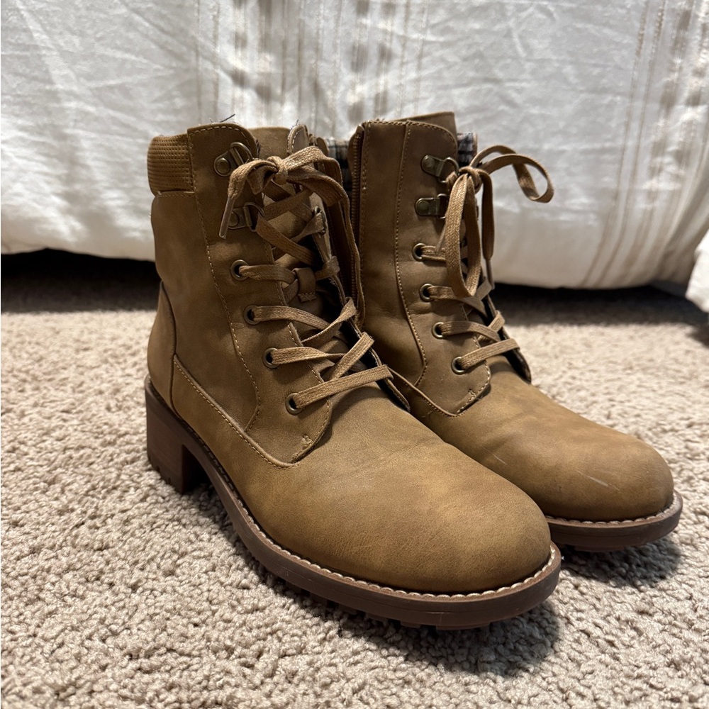 Like New Crown Vintage Boots 
Size 9